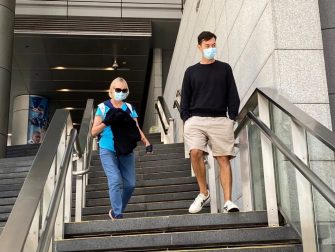 遭香港國安處懸紅百萬通緝，袁弓夷兩任太太子女先後協助調查