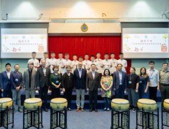 在囚港青學敲中國鼓奏《中國人》
