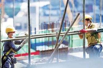 來港做地盤工月入6萬，為什麼不快樂？