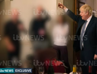 英國政府首席醫學官承認英國疫情管控滯後