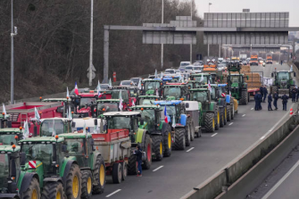 法國農民800輛拖拉機圍困首都，巴黎食品儲備量僅剩三天
