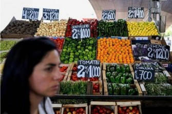 阿根廷總統欲加薪48%，該國百姓撿腐爛食品充饑