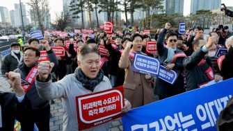 萬名醫生週日集會聲援罷工初級醫生，韓國政府擴招醫學生引發工潮未止息