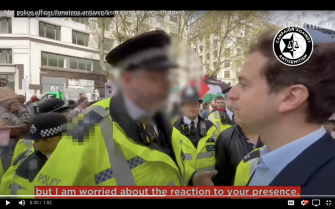 倫敦警察威脅逮捕在反猶示威中穿行的猶太人，總監失去政要支持面臨辭職