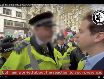 倫敦警察威脅逮捕在反猶示威中穿行的猶太人，總監失去政要支持面臨辭職