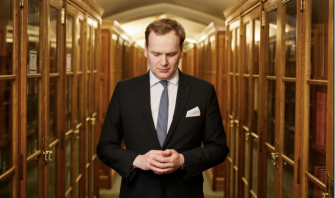 英國同性戀國會議員中「美男計」，出賣12名同僚仍保住保守黨內職務