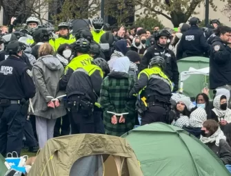 哥大校長舉報同事召警抓學生，各方不滿要其辭職平息民憤
