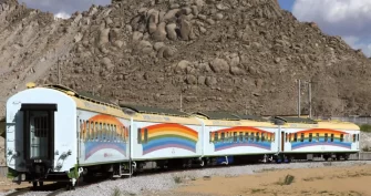 一輛見證中塔友誼的健康快車