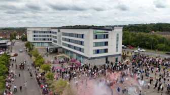 英國各地爆發反穆斯林移民騷亂，首相動用軍隊應對