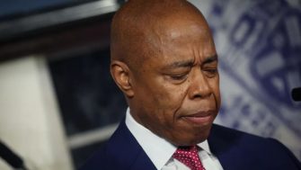 紐約市長下屬兩大家族被查，美國大選前民主黨清理門戶